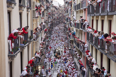 Primer encierro de San Fermín en el tramo de la curva de Mercaderes