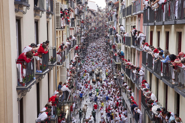 Primer encierro de San Fermín en el tramo de la curva de Mercaderes
