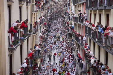 Primer encierro de San Fermín en el tramo de la curva de Mercaderes