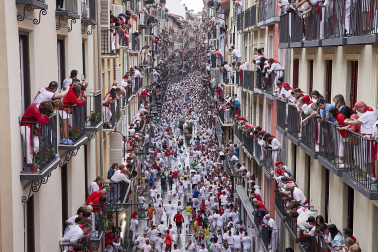 Primer encierro de San Fermín en el tramo de la curva de Mercaderes