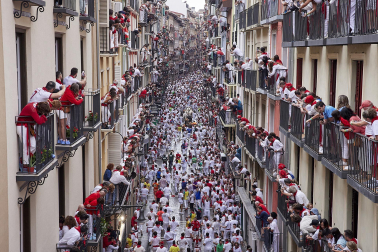 Primer encierro de San Fermín en el tramo de la curva de Mercaderes