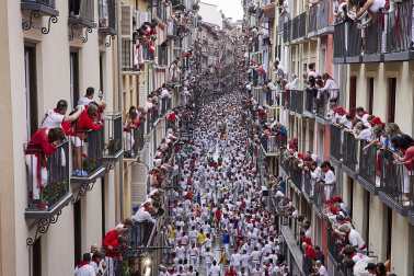 Primer encierro de San Fermín en el tramo de la curva de Mercaderes