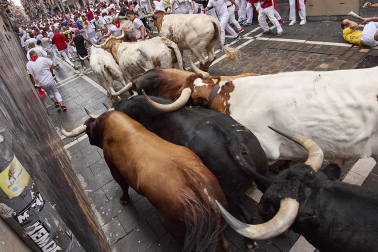 Primer encierro de San Fermín en el tramo de la curva de Mercaderes