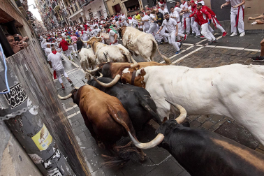 Primer encierro de San Fermín en el tramo de la curva de Mercaderes
