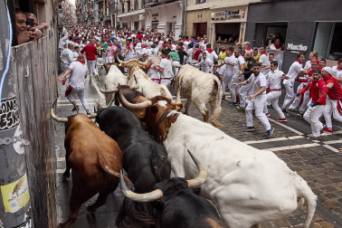 Primer encierro de San Fermín en el tramo de la curva de Mercaderes