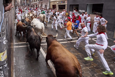 Primer encierro de San Fermín en el tramo de la curva de Mercaderes