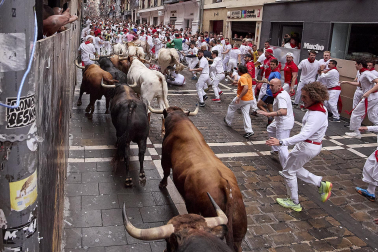 Primer encierro de San Fermín en el tramo de la curva de Mercaderes