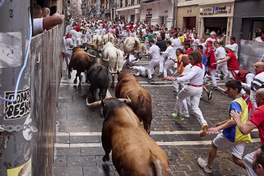Primer encierro de San Fermín en el tramo de la curva de Mercaderes