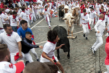 Primer encierro de San Fermín en el tramo de Telefónica