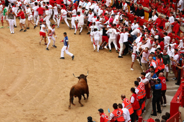 Primer encierro de San Fermín en el tramo de la Plaza de Toros