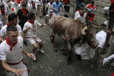Primer encierro de San Fermín en el tramo del callejón de la Plaza de Toros