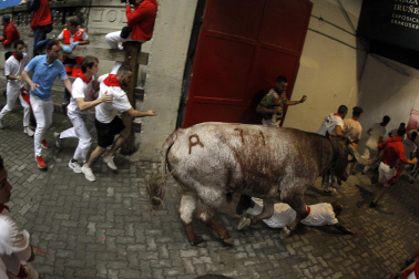 Primer encierro de San Fermín en el tramo del callejón de la Plaza de Toros