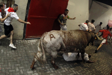 Primer encierro de San Fermín en el tramo del callejón de la Plaza de Toros