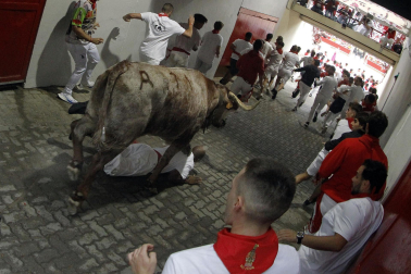 Primer encierro de San Fermín en el tramo del callejón de la Plaza de Toros