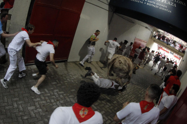 Primer encierro de San Fermín en el tramo del callejón de la Plaza de Toros