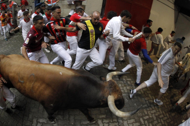 Primer encierro de San Fermín en el tramo del callejón de la Plaza de Toros