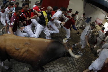 Primer encierro de San Fermín en el tramo del callejón de la Plaza de Toros