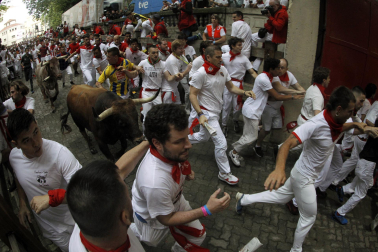Primer encierro de San Fermín en el tramo del callejón de la Plaza de Toros