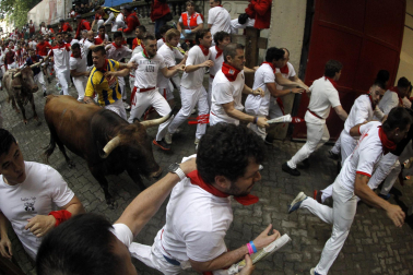 Primer encierro de San Fermín en el tramo del callejón de la Plaza de Toros