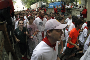 Primer encierro de San Fermín en el tramo del callejón de la Plaza de Toros