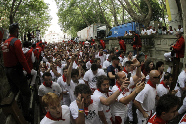 Primer encierro de San Fermín en el tramo del callejón de la Plaza de Toros