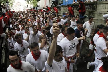 Primer encierro de San Fermín en el tramo del callejón de la Plaza de Toros
