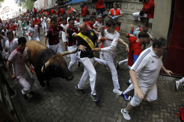 Primer encierro de San Fermín en el tramo del callejón de la Plaza de Toros