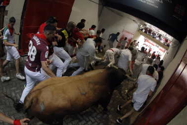 Primer encierro de San Fermín en el tramo del callejón de la Plaza de Toros