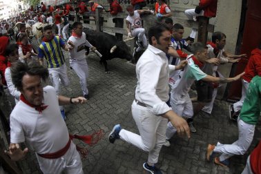 Primer encierro de San Fermín en el tramo del callejón de la Plaza de Toros