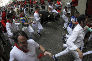 Primer encierro de San Fermín en el tramo del callejón de la Plaza de Toros
