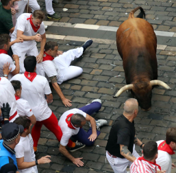 Primer encierro de San Fermín en el tramo del Ayuntamiento