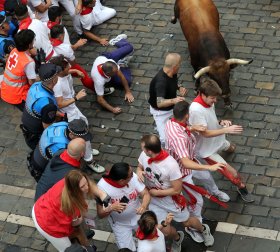 Primer encierro de San Fermín en el tramo del Ayuntamiento