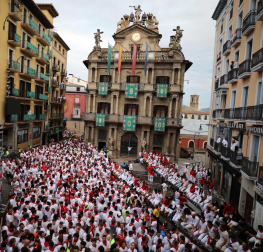 Primer encierro de San Fermín en el tramo del Ayuntamiento