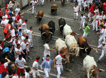 Primer encierro de San Fermín en el tramo del Ayuntamiento