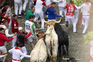 Fotos del primer encierro de San Fermín 2023, con toros de la ganadería La Palmosilla.