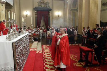 La comitiva llega a la iglesia de San Lorenzo tras la procesión