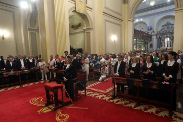 La comitiva llega a la iglesia de San Lorenzo tras la procesión
