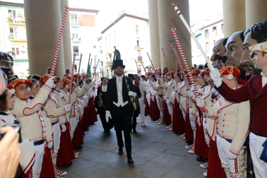 La comitiva llega a la iglesia de San Lorenzo tras la procesión