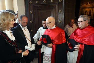 La comitiva llega a la iglesia de San Lorenzo tras la procesión