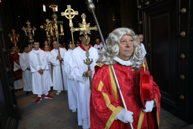 La comitiva llega a la iglesia de San Lorenzo tras la procesión
