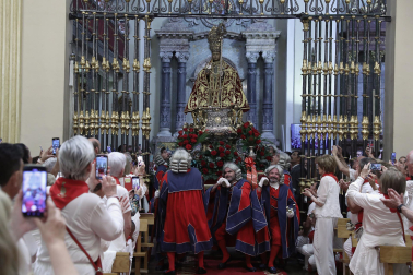 La comitiva llega a la iglesia de San Lorenzo tras la procesión