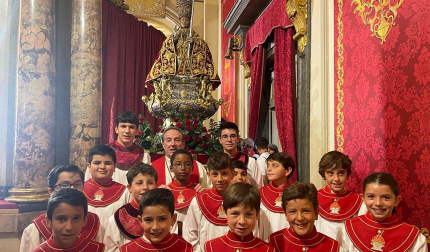 El párroco Javier Leoz junto a los monaguillos ante la imagen de San Fermín