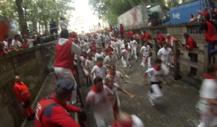 Así ve un fotógrafo el paso de los toros desde el vallado del encierro