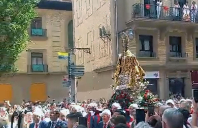 Vídeo de la procesión de San Fermín 2023, a su paso por la calle San Saturnino, hacia la calle Mayor de Pamplona.
