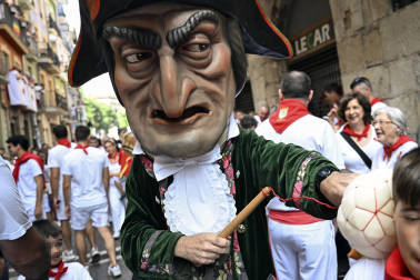 Fotos de la Comparsa de Gigantes y Cabezudos este viernes, 7 de julio, durante los Sanfermines de 2023.