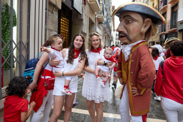 Foto de la comparsa de gigantes y cabezudos de San Fermín este viernes 7 de julio de 2023./