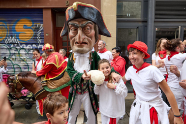 Foto de la comparsa de gigantes y cabezudos de San Fermín este viernes 7 de julio de 2023./