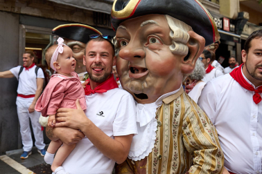 Foto de la comparsa de gigantes y cabezudos de San Fermín este viernes 7 de julio de 2023./
