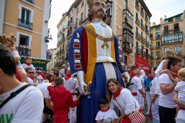 Foto de la comparsa de gigantes y cabezudos de San Fermín este viernes 7 de julio de 2023./