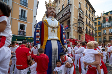 Foto de la comparsa de gigantes y cabezudos de San Fermín este viernes 7 de julio de 2023./